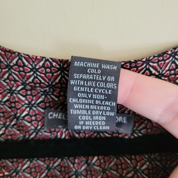 Chelsea & Theodore Womens Blouse Plus Size 1x Red Burgundy Black Geometric Boho - Picture 3 of 9